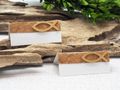 Liebevoll gestaltete Tischkarten in weiß verziert mit einem Korkband einem goldenen Fisch aus Holz 3