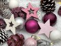 Adventsgesteck mit viel Streudeko in trendgerechten Beerentönen von Rosa bis Lila  4