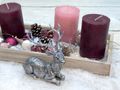 Adventsgesteck mit Kerzen und Dekofigur Hirsch in Silber Weihnachtsdeko auf Holztablett 40cm 5