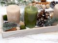 Adventsgesteck länglich mit Kerzen in Grün und Beige und Zapfen als stilvolle Weihnachtsdeko 4