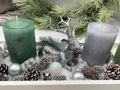 Ein Weihnachtsgesteck - Adventsgesteck auf Tablett in Grau-Weiß- Grün mit Hirsch und Streudeko 4