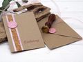 Einladungskarte mit Umschlag aus Kraftpapier, verziert mit Korkband und einem Wachssiegel in Rosa 4