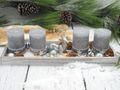 Modernes Adventsgesteck in Grau und Silber mit Kerzen, Hirsch und viel weihnachtlicher Dekoration für die Weihnachtszeit 3