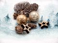 Kerzen in Salbei Farbe, Servietten,  Streudeko, Tischläufer und ein Tannenbaum 2