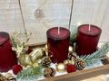 Adventsgesteck länglich mit Bordeaux Kerzen und goldenem Hirsch mit weihnachtlicher Streudeko 4