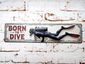 Taucher Deko Blechschild „Born to dive“ - für Garten, Terrasse, an die Türe in Tauchschulen, Outdoor Shops, Surfcafes oder Strandbaar  2