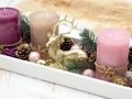 Adventsgesteck mit Kerzen Hirsch und weihnachtlicher Streudeko als Dekoration für Adventszeit  4