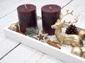 Adventsgesteck auf Deko Holztablett in Weiß mit dunkel Roten Adventskerzen, Hirsch Figur und Streudeko 4