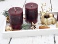 Adventsgesteck auf Holztablett mit 4 Bordeaux-Kerzen, liegendem Hirsch in Gold & Streudeko Weihnachtsdeko Winter Deko 3