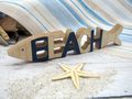 Tischdekoration Figur Holz Fisch in Blau mit dem ausgestanzten Wort Beach 3