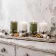 4 dekorative Stumpenkerzen Grün & Creme – Weihnachtskerzen mit Holz Tannenbaum 2