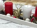 Weihnachtskugeln Weiß Rot mit Tablett in Weiß und Stumpenkerzen 3