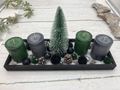 Längliches Weihnachtsgesteck mit Kerzen in Grün und Grau auf schwarzem Holztablett mit Streudeko für die Adventszeit 2