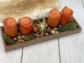 Braunes Tablett mit Zapfen, Eicheln, Kugeln aus Glas als Adventsgesteck Adventskranz 2