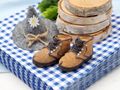 Miniatur Wanderschuhe als Verzierung für Geschenkverpackungen, als Tischdekoration oder zum Basteln 3