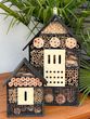 Schwarze Insektenhotel fügt sich harmonisch in jeden Garten ein und trägt zur Förderung der ökologischen Vielfalt bei 4