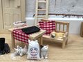  Miniatur Deko-Set Wichtel – 3-teiliges Zubehör mit Holzbank, Kissen & Hund 4