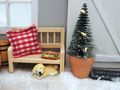 Wichtel Zubehör Miniatur Holzbank mit kariertem Kissen für den Wichtel und seinen Hund 2