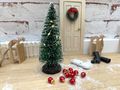 Miniatur Wichtel Zubehör Set für den Tannenbaum vor der Wichteltür mit zwei Kartons,  roten Kugeln und einer Lichterkette 7