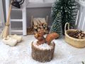 Miniatur Wichtel Zubehör mit Schlitten, Eichhörnchen und einem Baumstamm als Wichtel Adventskalender 4