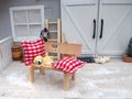 Wichtel Zubehör Bank aus Holz mit karierten Kissen und Hund  4