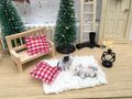 Miniatur Deko Kissen Kariert Rot Weiß als Wichtel Zubehör oder als Deko für ein Puppenhaus 2