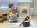 Detailreich gestaltete Miniatur-Holzfässer und Palette für Miniaturwelten - Wichteltür Zubehör oder Puppenhaus Deko 5