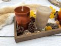 Ein Holztablett in Braun dekoriert mit Tannenzapfen, Blättern, Kerzen und Hirschfigur 40cm 4
