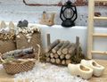 Wichtel Zubehör Mini Holzstapel auf einem mit Moos bedecktem Holz-Untergrund  2