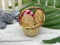 Miniatur-Körbchen mit Brot & Karo Stofftuch – Wichtel- & Puppenhaus-Zubehör 4