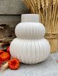 Vase Weiß Geriffelt zwei Rundungen Tischdeko Porzellan 16cm Hoch 3