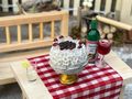 Wichtel Zubehör - Mini Torte auf eine Tortenplatte Küche Puppenhaus, Elfen- oder andere Miniatur-Welten  3