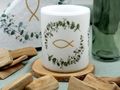 Kerze Kommunion Konfirmation Taufe – Weiß mit goldenem Fisch & Blätterkranz, Tischdekoration & Geschenk, 35h Brenndauer 2