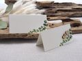 Eukalyptusblätter und kleine Holzherzen zieren die romantische Platzkarte zur Hochzeit, Geburtstag und andere Feste 5