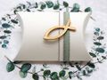 Zwei dekorative Gastgeschenk-Boxen mit Leinenband und Symbol-Fisch als Tischdeko und Geschenk 4