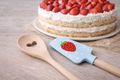 Back-Set 2-teilig – Teigschaber mit Erdbeere Motiv & Backlöffel aus Buchenholz mit dekorativem Schmetterlingsloch  2