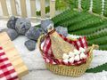 Ein Körbchen mit Knoblauchzopf und Schinken als winterliches Wichtel und Puppenhaus Zubehör  2