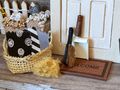 Miniatur-Körbchen mit Besen, Schaufel & Tüchern – Wichtel- und Puppenhaus Zubehör für DIY, Dioramen  3