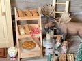 Mini Backutensilien und Kekse in Regal für den Wichtel vor der Wichteltür und Zubehör für Puppenstuben 5