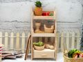 Miniatur Treppenregal aus Holz mit Schublade, Mini Holz Backutensilien, Mini Anannas, Mohrenbund, Brot und eine Artischocke 2