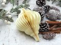 3D Papieranhänger Ornament - Wabenball  für eine moderne, natürliche und festliche Deko 2