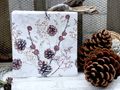 Servietten mit zapfen Motiven lassen sich wunderbar mit herbstlichen und winterlichen Dekorationen kombinieren 5