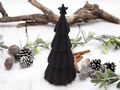 Der schwarze Tannenbaum für einer modernen Weihnachtsdekoration in nordischen Design 2