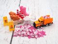 Bagger, Absperr-Hütchen, Bausteine und Baumaterialien auf die Palette - Rosa Mädchen Wichtelin Baustelle 3