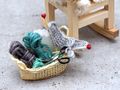 Miniatur Strickzeug SET in Korb für Puppenhaus als Wichtel Zubehör oder zum Geldgeschenk basteln  2
