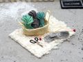 Wichtel Zubehör Mini Korb mit Stricknadel Wolle Stoff und Schere 3