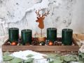Adventsgesteck Tablett länglich mit 4 Kerzen in Grün, Hirschkopf, Zapfen, Kunstschnee und Kugeln  4