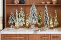 Buntes Bild auf Schrank Tannenbaum Deko Kunsttanne Baumstamm Fuß Kunstschnee Glitzer Weihnachtsdeko 27cm 4