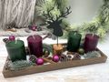 Stimmungsvolles Weihnachtstablett mit Adventskerzen und Dekoration in Grün und Beere 2