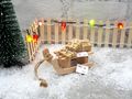 Wichtel Zubehör Gartenzaun mit bunte Lichterkette, Schlitten und Pakete in Winterlandschaft 3